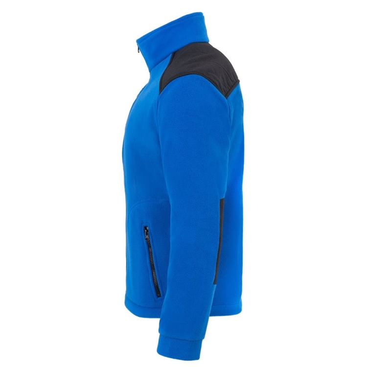 Mustad detailid sinises fliisjakis