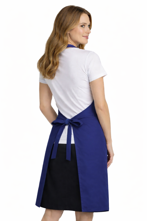 Profesjonalny fartuch gastronomiczny z kieszenią boczną regulowaną klamrą z karczkiem kolor granatowy widok z tyłu.png