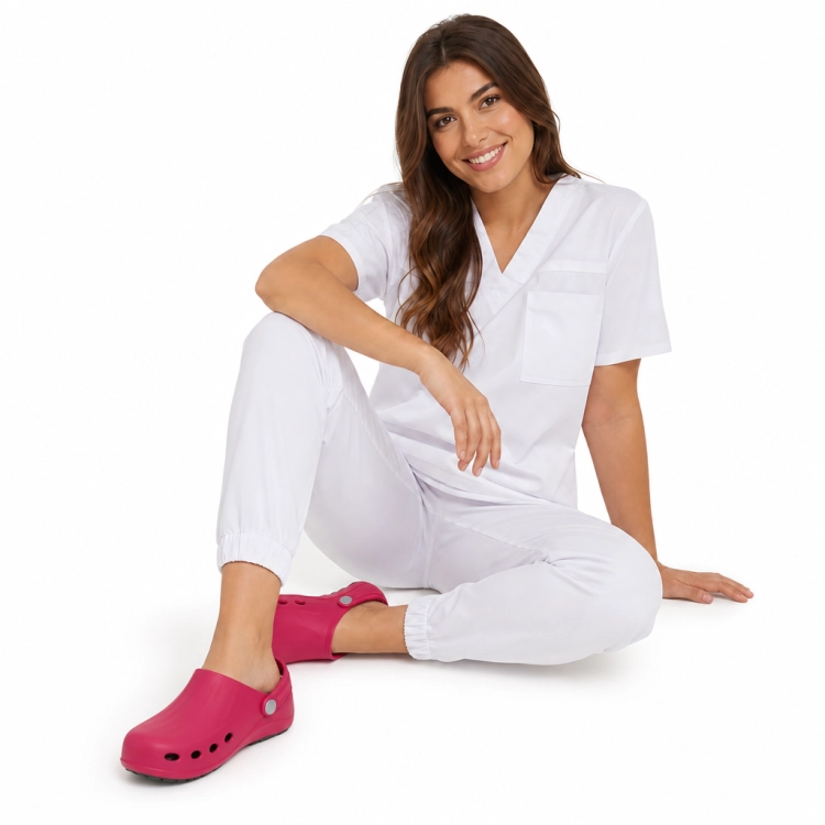 Obuwie medyczne wodoodporne Prmia Clog kolor fuksja widok na modelce.png