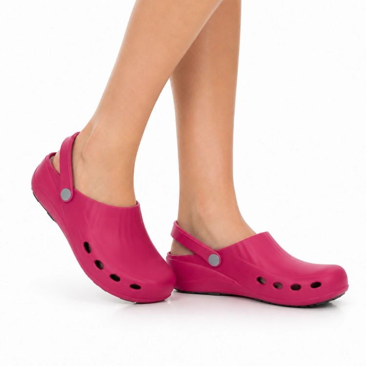 Obuwie medyczne wodoodporne Prmia Clog kolor fuksja widok na stopach.png
